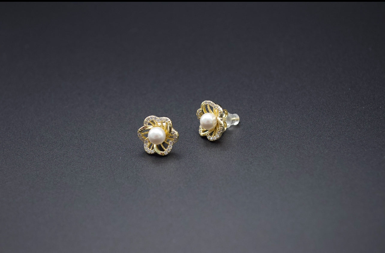 Pearly Flower Stud Earrings