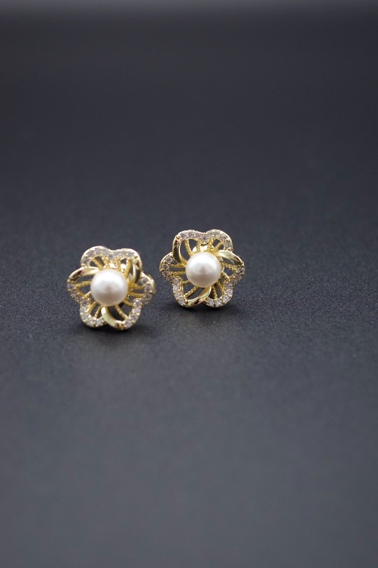 Pearly Flower Stud Earrings